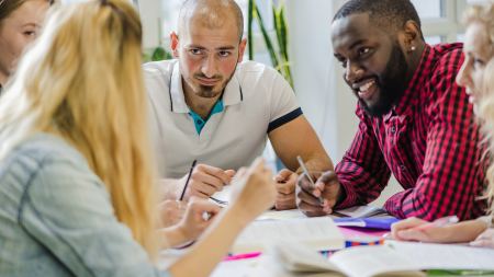 Menschen am Tisch teilen ihre Ideen
