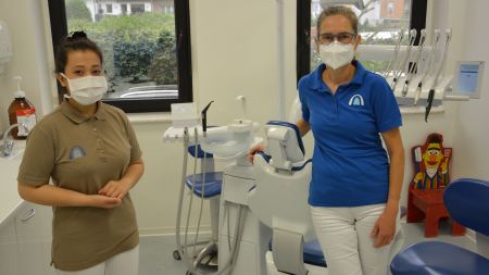 Zahnärztin Dr. Sibylle Pohlmann mit ihrer Auszubildenden Sepideh Hoseini