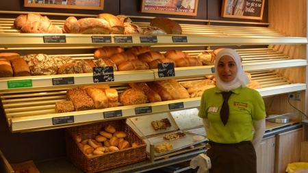 Auszubildende Lama Khalifa an der Verkaufstheke bei Bäckerei Kanne