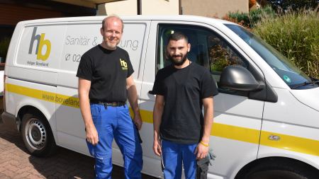 Dirk Boveland mit seinem Auszubildenden Layth Alhalabi Alattar 