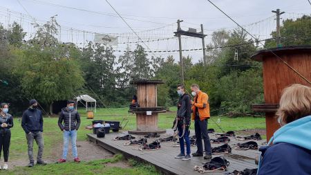 Jugendliche im Hochseilgarten