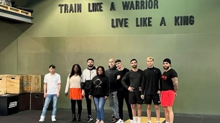 Gruppenbild mit Jugendlichen in Trainingshalle