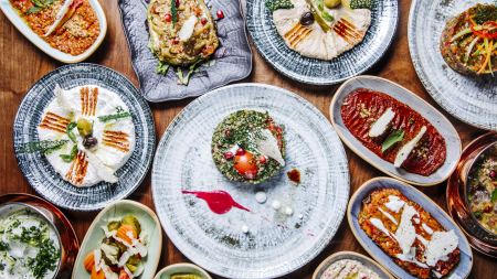 Türkisches / orientalisches Essen auf verschiedenen Tellern arrangiert