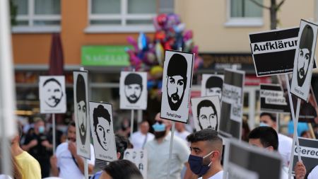 Demonstration mit Schildern, die die Opfer des Anschlags zeigen