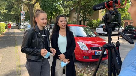 Schülerinnen vor der Kamera