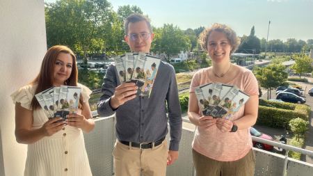 Sharihan Beklarw (links), Matthias Mertes (Mitte) und Annika Westermann (rechts) präsentieren die neuen Programmflyer