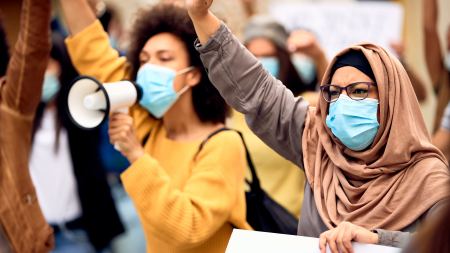 Protestierende Frauen recken Fäuste in die Luft