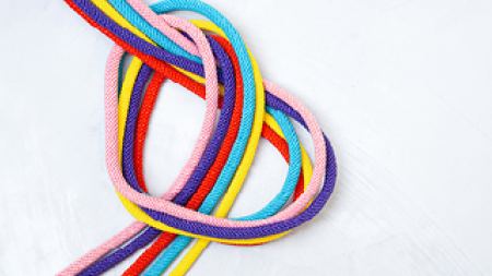 Bunte Seile zu einem Herz gelegt
