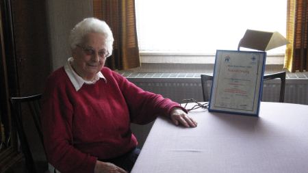 Lieselotte von Streng mit Multi-Kulti-Preis-Urkunde am Tisch