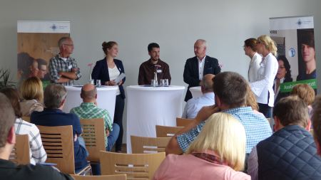 Über viele positiven Erfahrungen bei der Einstellung von Geflüchteten als Auszubildende berichteten: Susanne Herboth, Inhaberin eines Friseurbetriebs (rechts), Christian Müller, Ausbildungsleiter bei Ostendorf GmbH (4. v. links) mit seinem syrischen Auszubildenden Anas Valmaz (3.v. links) sowie der Bäckermeister Bernd Brockmann (links). Durch den Dialog führten Johanna Berkenkopf (2. v. rechts) und Susanne Tamm (2. v. links) von der KAUSA-Servicestelle.