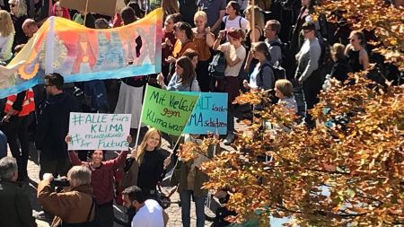 Menschen protestieren gegen Klimawandel in Dortmund