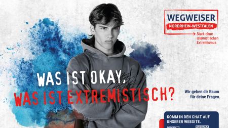 Junger Mann blickt ernst nach vorne, quer über dem Bild prangt die Frage "Was ist okay, was ist extremistisch?"