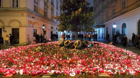 Blumenmeer vor Baum in Wiener Innenstadt nach Terroranschlag