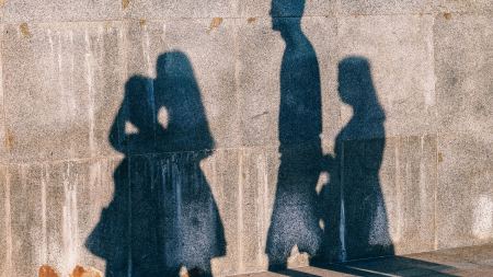 Menschenschatten an einer Mauer