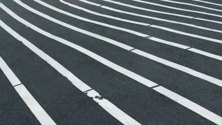 Weiße Linien auf Asphalt