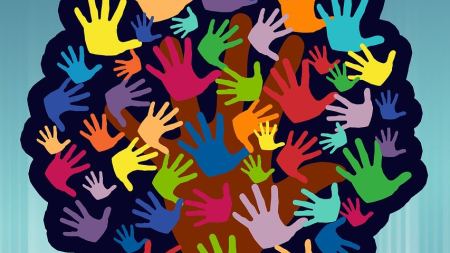 Baum aus verschiedenen bunten Handabdrücken