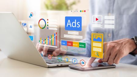 Laptop über dem zahlreiche Symbole von Internetdiensten wie zum Beispiel Google schweben