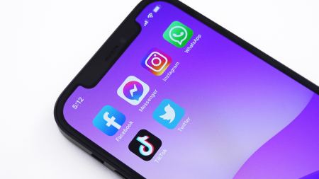 Smartphone mit App-Symbolen verschiedener Social Media Plattformen