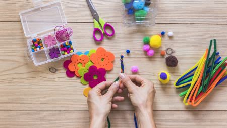 Nahaufnahme der Hand einer Person die handgemachten Schmuck macht
