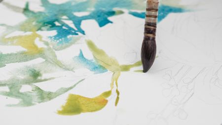 Pinsel auf Blatt mit Aquarellpapier