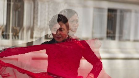 Bild einer in rot gekleideten Flamencotänzerin mit Layering-Effekt, das sie in zwei unterschiedlichen Posen zeigt
