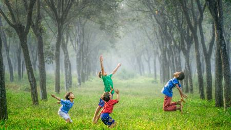 Kinder spielen Ball in der Natur