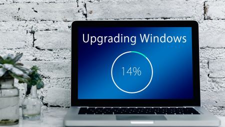 Laptop mit Windows Programm im Upgrade-Prozess