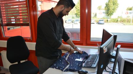 Mhamed Hadad an seinem Schreibtisch in der KiK-Zentrale Mhamed Hadad an seinem Schreibtisch in der KiK-Zentrale