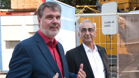 Zwei Männer mit Anzügen stehen nebeneinander (Bundestagsabgeordneter Michael Thews und Kenan Kücük)
