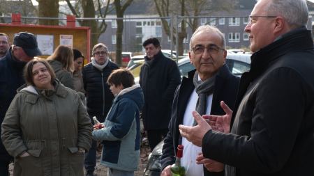 Geschäftsführer Kenan Küçük mit Bürgermeister Jürgen Kleine-Frauns