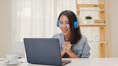 junge Frau vor dem Laptop