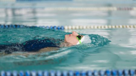 Frau im Schwimmbecken Frau im Schwimmbecken