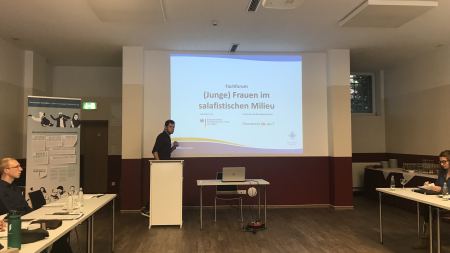 Fachforum Frauen im salafistischen Milieu Referent hält Präsentation
