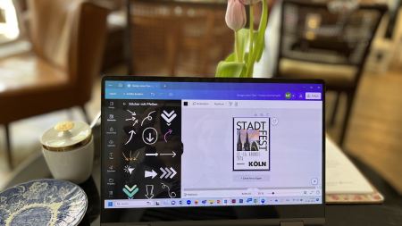 Aufgeklappter Laptop mit Canva auf dem Bildschirm