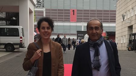 Kulturreferentin und Geschäftsführer auf der Frankfurter Buchmesse Frau und Mann auf rotem Teppich