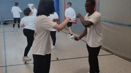 Zwei Jugendliche trainieren Selbstverteidigung