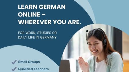 Flyer mit allen Infos aus dem Text, als Bild ist eine Frau zu sehen, die mit Headset vor einem Laptop sitzt