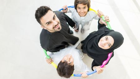 Mann, Frau und zwei Kinder stehen im Kreis