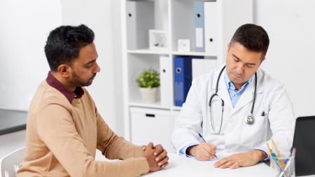 Arzt spricht mit Patienten