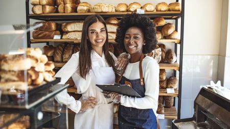 Zwei Frauen in einer Bäckerei