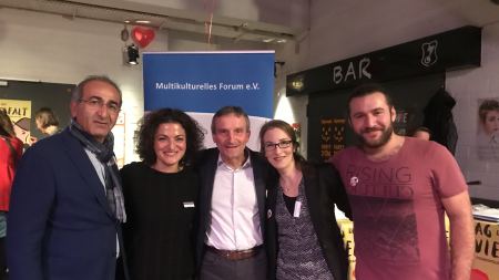 Düsseldorfer OB Geisel an unserem Stand Gruppenfoto mit zwei Frauen und drei Männern