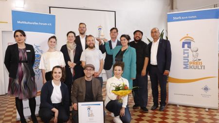 Gruppenbild Coach e.V. mit Pokal und Urkunde