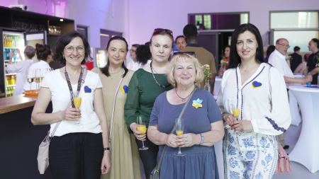 Fünf Frauen lächeln in die Kamera