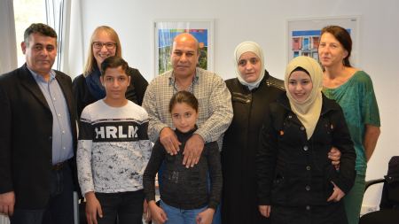 Herr Saleh mit seiner Familie und den Helfer*innen der Migrationsberatungsstelle und des Kommunalen Integrationszentrums