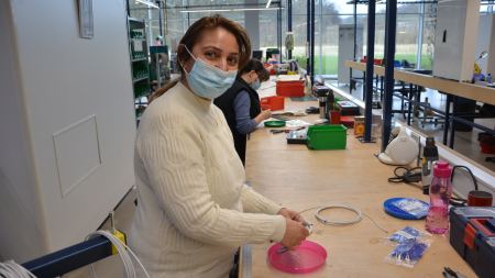 Kadrieye Brimo an ihrem Arbeitsplatz in der Produktionshalle bei Thermo Sensor