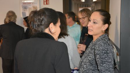 Gäste unterhalten sich im Foyer
