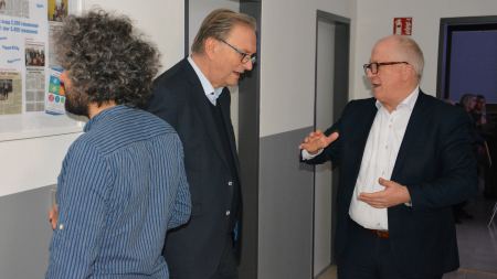 Gäste unterhalten sich im Foyer