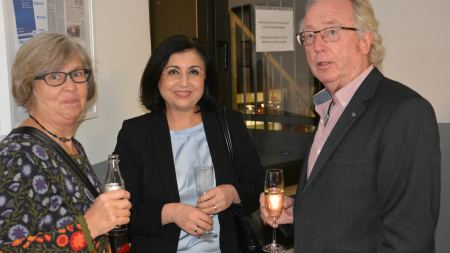 Gäste unterhalten sich im Foyer