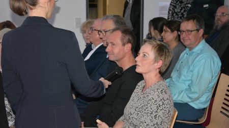 Gast erzählt von ihren Erfahrungen beim Bildungswerk