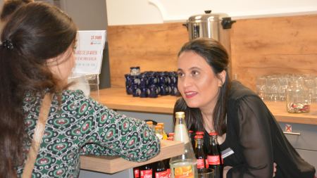 Kolleginnen im Gespräch im Foyer